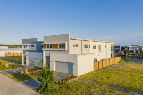 HomePlus -Fabulous Waterfront Dream Holiday House - Accommodation Gold Coast 0