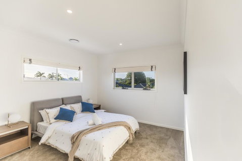 HomePlus -Fabulous Waterfront Dream Holiday House - Accommodation Gold Coast 3