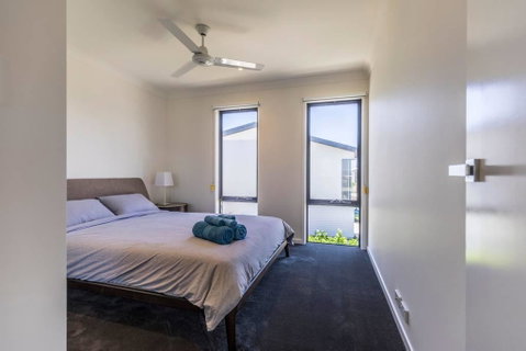 Homeplus-Escape To Modern Home In Hope Island - Accommodation Gold Coast 3