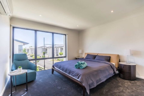 Homeplus-Escape To Modern Home In Hope Island - Accommodation Gold Coast 2
