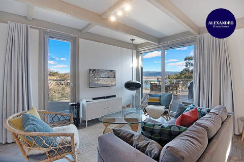 JINDY HOUSE BRAND NEW And STYLISH AMAZING VIEWS - Accommodation Gold Coast 0