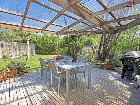 Just Beachy Beach House - Pet Friendly! - Accommodation Gold Coast 3