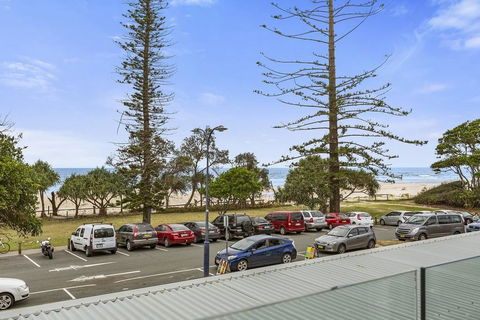 KINGSCLIFF NOR NOR EAST 101 ON MARINE PARADE - Gold Coast 4U 1