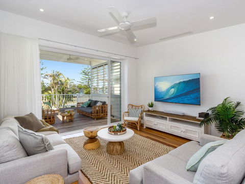 KINGY BEACH HOUSE @ 162 - Accommodation Gold Coast 0