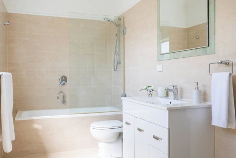 Kinross Cottage - Neat And Stylish, Sleeps 9 - Accommodation Gold Coast 2