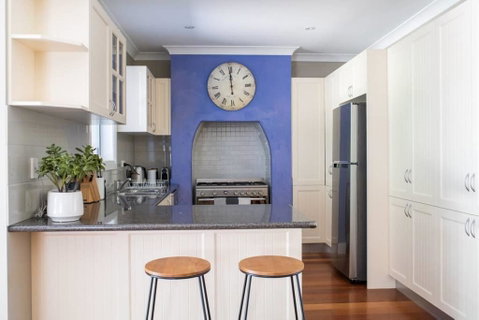 Kinross Cottage - Neat And Stylish, Sleeps 9 - Accommodation Gold Coast 1
