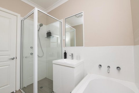 Kinross On Cox Sweet, Neat & Simple + Wifi - Accommodation Gold Coast 1