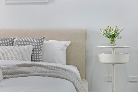 KOZYGURU MASCOT WALK TO STATION MODERN DESIGNER 2 BED APT FREE PARKING NMA260-312 - Accommodation Gold Coast 1