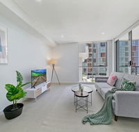 KOZYGURU MASCOT WALK TO STATION MODERN DESIGNER 2 BED APT FREE PARKING NMA260-312 - Accommodation Gold Coast