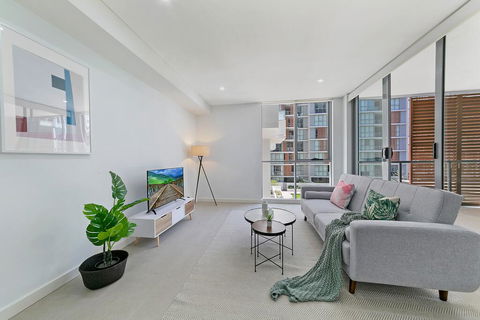 KOZYGURU MASCOT WALK TO STATION MODERN DESIGNER 2 BED APT FREE PARKING NMA260-312 - Accommodation Gold Coast 0