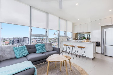 KOZYGURU NEWSTEAD DESIGNER 2 BED APT FREE PARKING POOL + GYM QNE088 - Accommodation Gold Coast 0