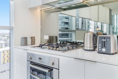 KOZYGURU NEWSTEAD DESIGNER 2 BED APT FREE PARKING POOL + GYM QNE088 - Accommodation Gold Coast 1