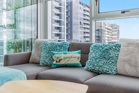 KOZYGURU NEWSTEAD DESIGNER 2 BED APT FREE PARKING POOL + GYM QNE088 - Accommodation Gold Coast 2