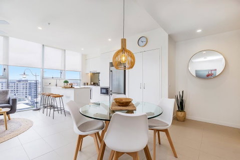 KOZYGURU NEWSTEAD DESIGNER 2 BED APT FREE PARKING POOL + GYM QNE088 - Accommodation Gold Coast 3
