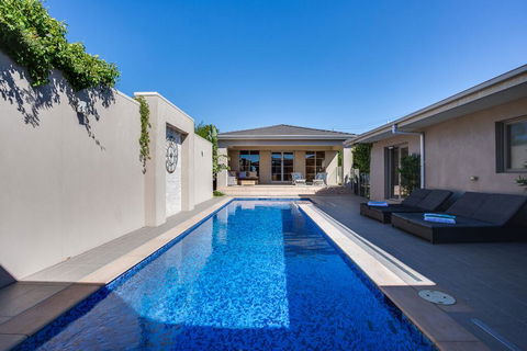 Kraimorie Large Family Beach House With Pool, Superb Water Views, Pool, And Games Room - Gold Coast 4U 1