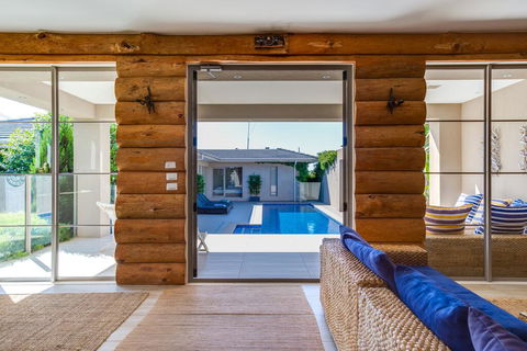 Kraimorie Large Family Beach House With Pool, Superb Water Views, Pool, And Games Room - Gold Coast 4U 3