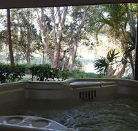 Lake Russell Lakeside Retreat - Gold Coast 4U