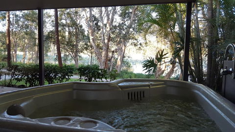 Lake Russell Lakeside Retreat - Gold Coast 4U 0