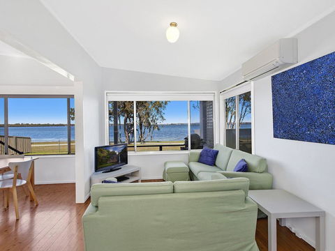 Lakes Edge Cottage - Accommodation Gold Coast 0