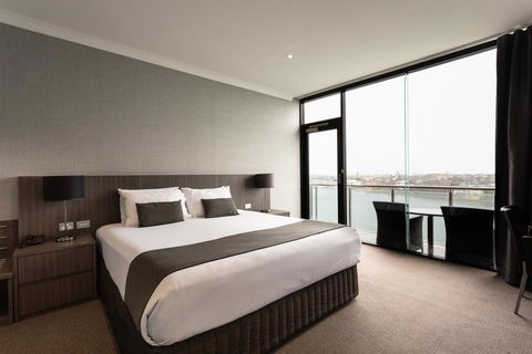 Lakes Hotel - Accommodation Gold Coast 2