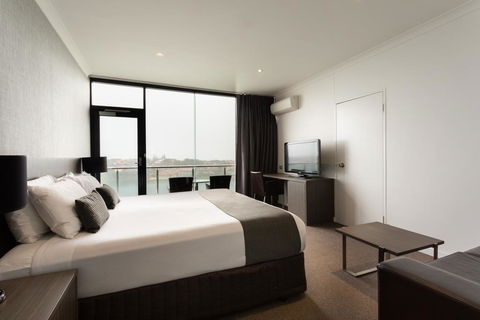 Lakes Hotel - Accommodation Gold Coast 3