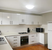 Large 5-Bedroom House with Wifi  Netflix Close to Taronga Western Plains Zoo - Gold Coast 4U