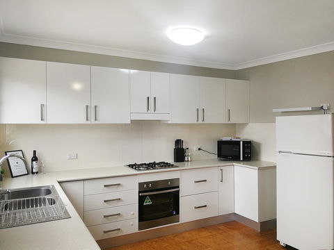 Large 5-Bedroom House With Wifi & Netflix Close To Taronga Western Plains Zoo - Gold Coast 4U 0
