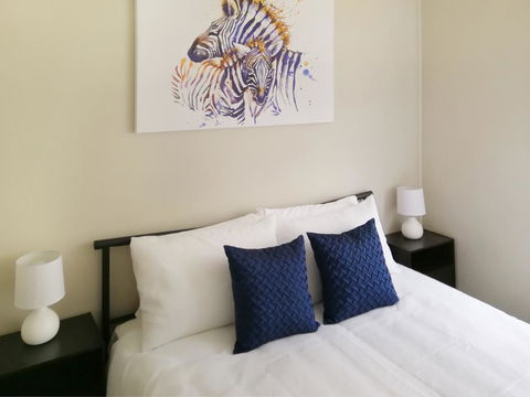 Large 5-Bedroom House With Wifi & Netflix Close To Taronga Western Plains Zoo - Gold Coast 4U 2
