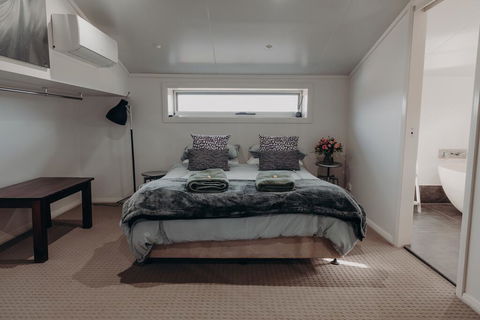 Lazy River Estate Boat House Villa - Gold Coast 4U 1