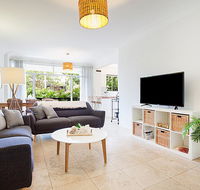 Light and airy garden apartment steps from surf - Gold Coast 4U