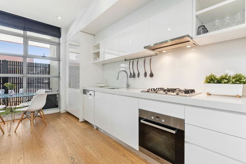 Light-Filled Beachside Apartment In Trendy Area - Gold Coast 4U 2