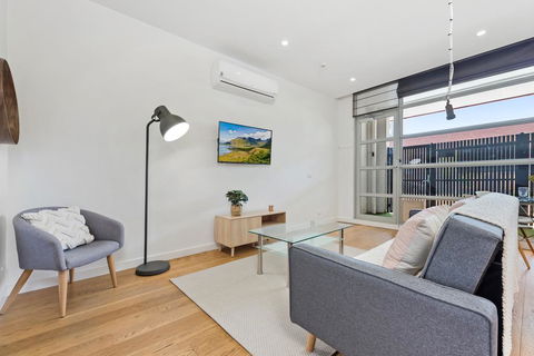 Light-Filled Beachside Apartment In Trendy Area - Gold Coast 4U 1