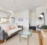 Light-Filled Beachside Apartment in Trendy Area - Gold Coast 4U
