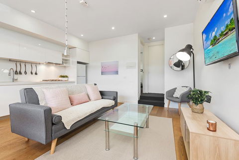 Light-Filled Beachside Apartment In Trendy Area - Gold Coast 4U 0