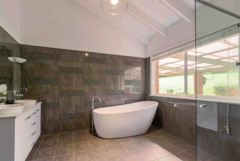 Luxurious Home On 5 Acres, Close To CBD - Sleeps 18 - Accommodation Gold Coast 3
