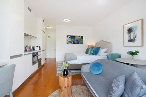 Luxurious Light-filled Studio In Winning Location - Accommodation Gold Coast 0