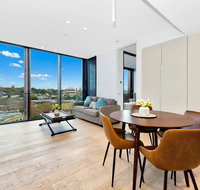 Luxury and Right next to the Central station  Shopping Center - Accommodation Gold Coast