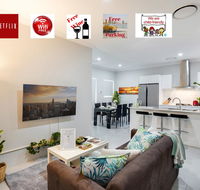 LUXURY HOUSE 10 MIN FROM BEACH WIFINETFLIX SLEEP 9 - Accommodation Gold Coast