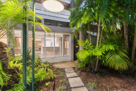Luxury Pool Side Apartment In Beachfront Resort - Accommodation Gold Coast 2