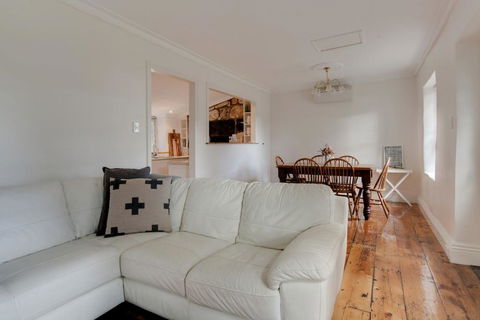 Magnetic Cottage Circa: 1850's - Gold Coast 4U 0