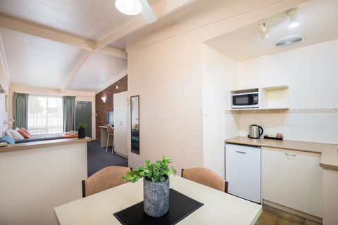 Mid City Motel And Apartments - Gold Coast 4U 2
