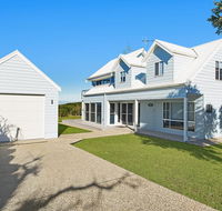 Middle Rock Beach House - Beach Front Lake Cathie - Gold Coast 4U