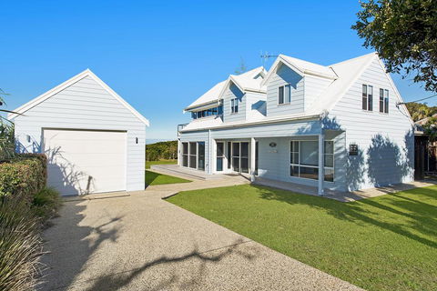 Middle Rock Beach House - Beach Front, Lake Cathie - Gold Coast 4U 0