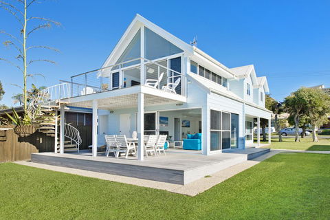 Middle Rock Beach House - Beach Front, Lake Cathie - Gold Coast 4U 2