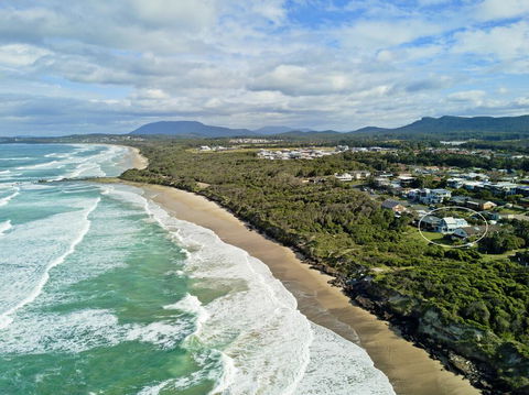 Middle Rock Beach House - Beach Front, Lake Cathie - Gold Coast 4U 3