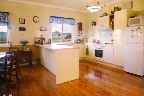 Milford Country Cottages - 1 Gold Coast 3