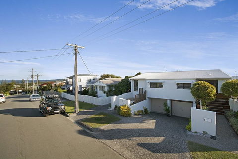 Minutes Walk To Peregian Beach And Surf! - Unit 1/28 Pelican Street - Gold Coast 4U 0