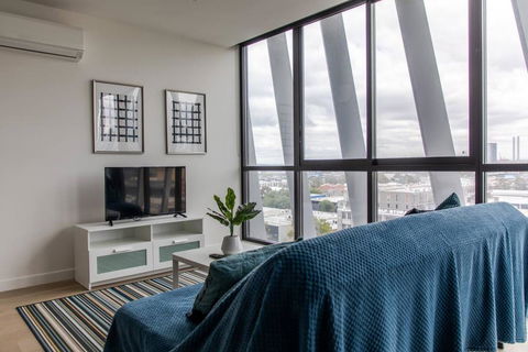 Modern 1 Bedroom Apartment With Rooftop Terrace And Spa - Gold Coast 4U 2