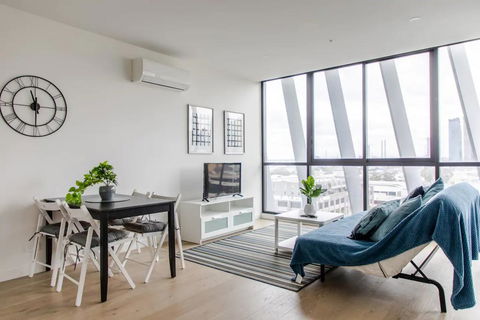 Modern 1 Bedroom Apartment With Rooftop Terrace And Spa - Gold Coast 4U 0