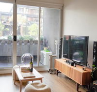 Modern 2 Bedroom Apartment Close To Beach and City - Gold Coast 4U
